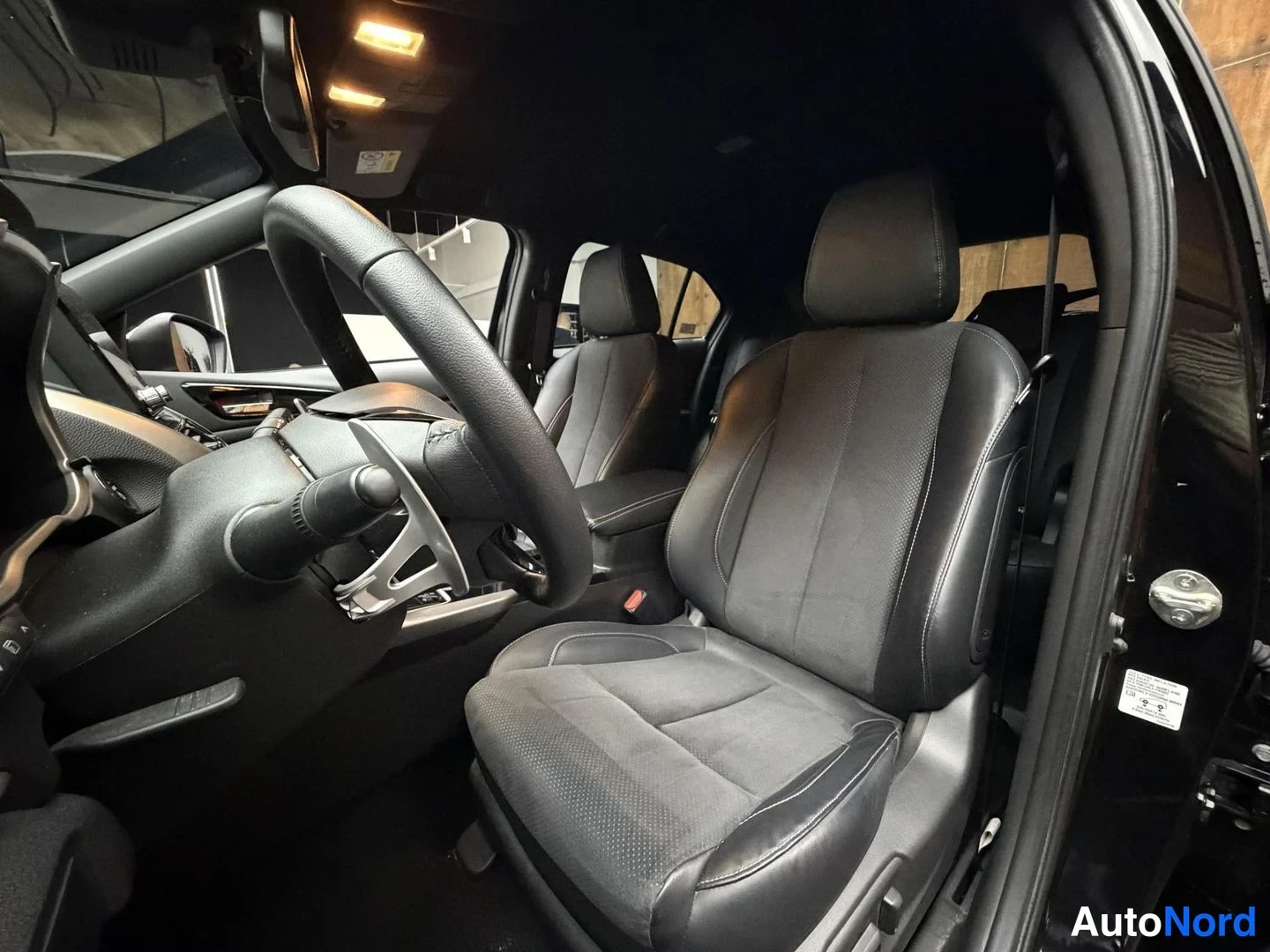 Musta Mitsubishi Eclipse Cross 2025, etuistuimet, kuva 19