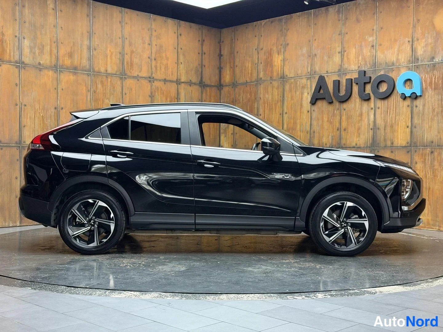 Musta Mitsubishi Eclipse Cross 2025, etuviisto, keula oikealle, kuva 6