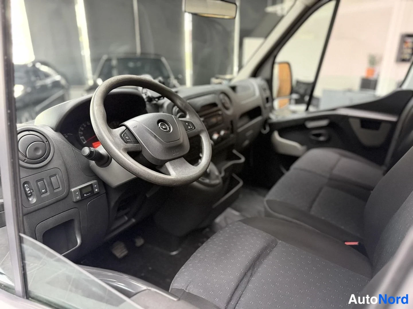 Valkoinen Opel Movano 2018, ohjaamo, kuva 13