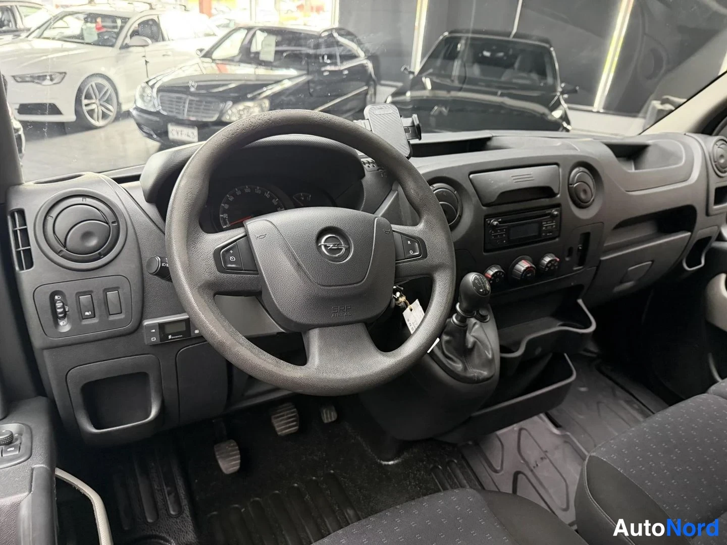 Valkoinen Opel Movano 2018, ohjaamo, kuva 14