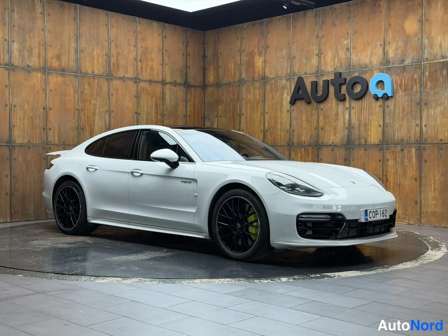 Valkoinen Porsche Panamera Turbo S E-Hybrid 2019, etuviisto, keula oikealle, kuva 6