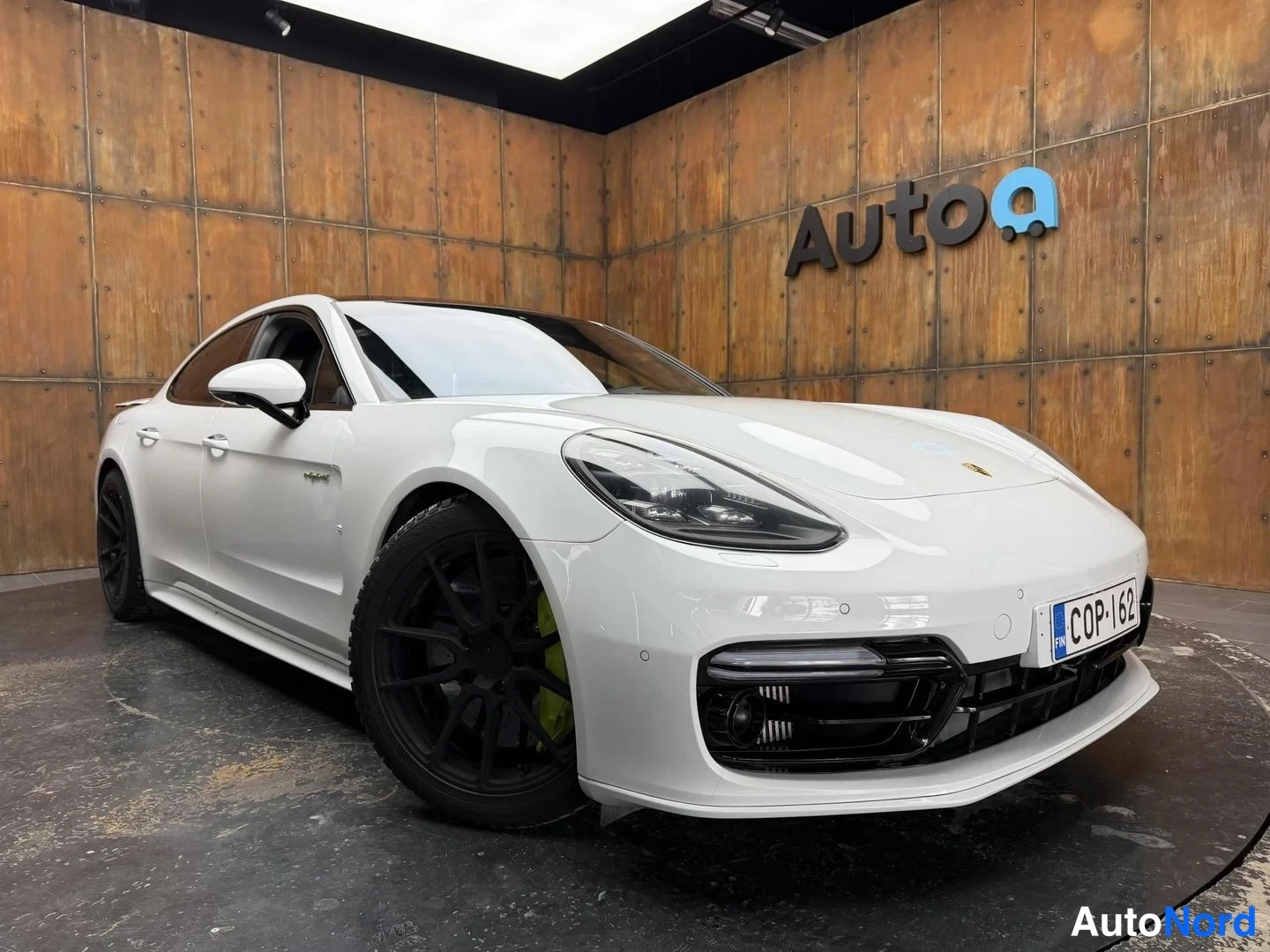 Valkoinen Porsche Panamera Turbo S E-Hybrid 2019, etuviisto, keula oikealle, kuva 3