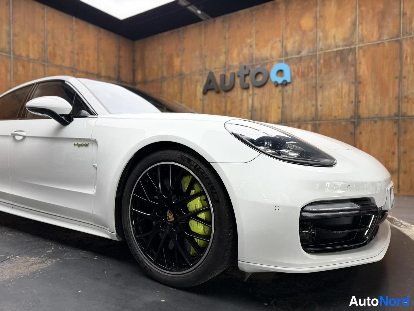 Valkoinen Porsche Panamera Turbo S E-Hybrid 2019, etuviisto, keula oikealle, kuva 9