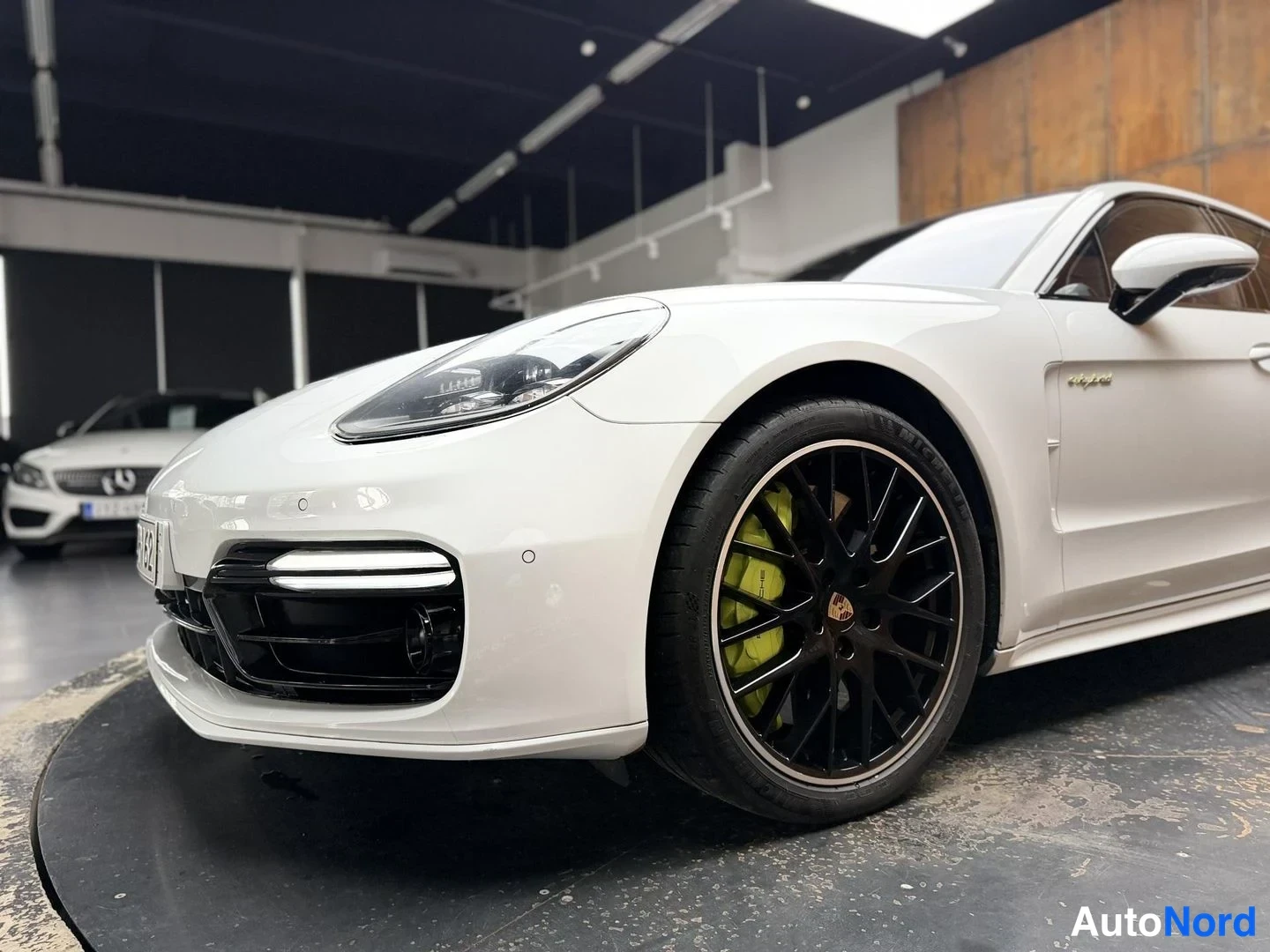 Valkoinen Porsche Panamera Turbo S E-Hybrid 2019, etuviisto, keula vasemmalle, kuva 2