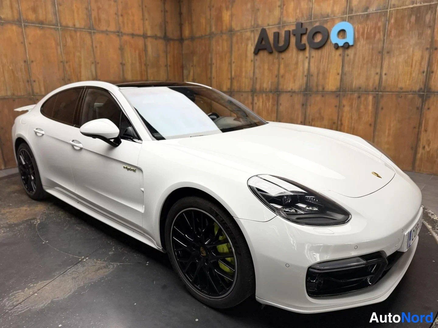 Valkoinen Porsche Panamera Turbo S E-Hybrid 2019, etuviisto, keula oikealle, kuva 4