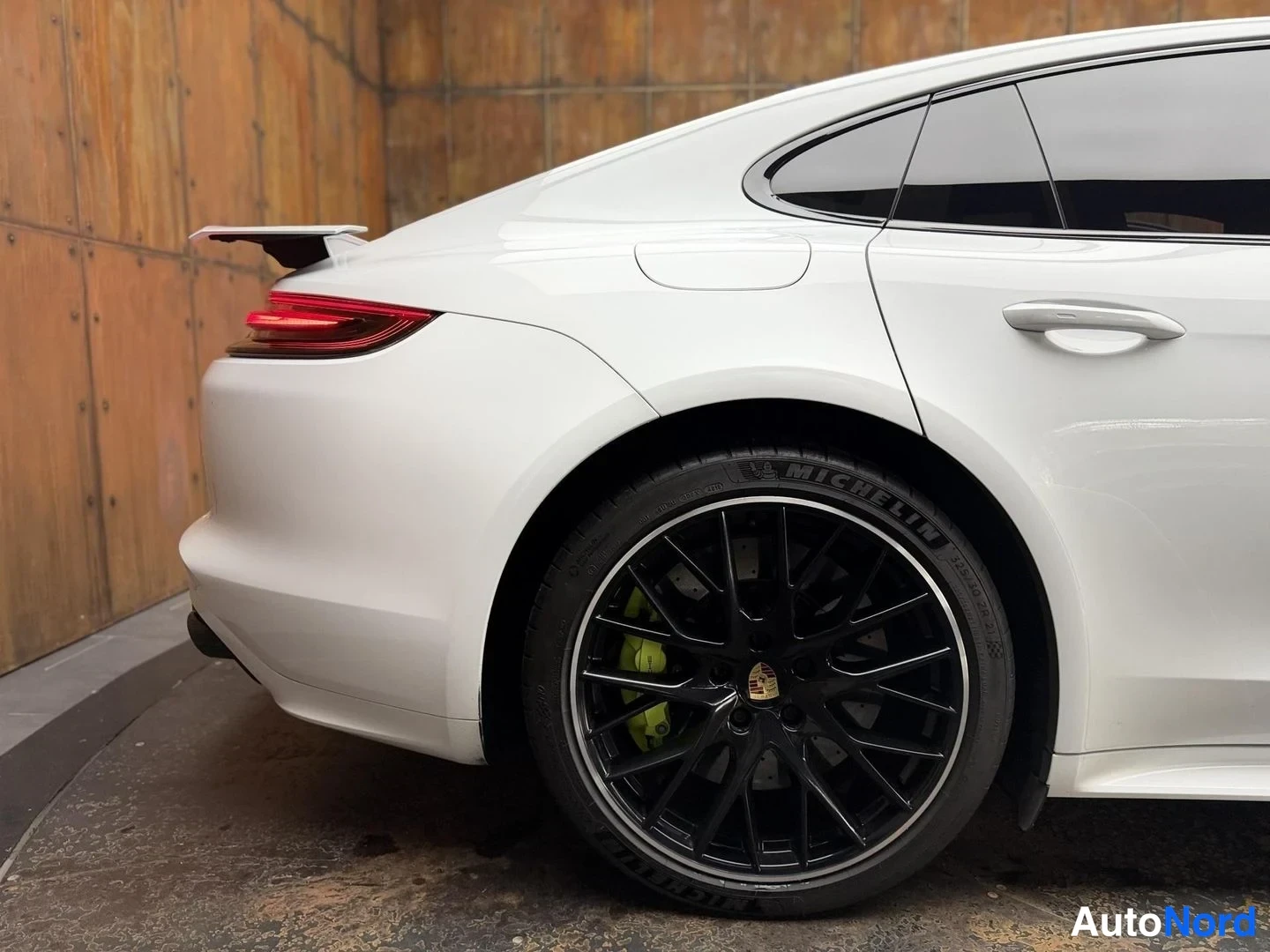Valkoinen Porsche Panamera Turbo S E-Hybrid 2019, takaviisto, kuva 15
