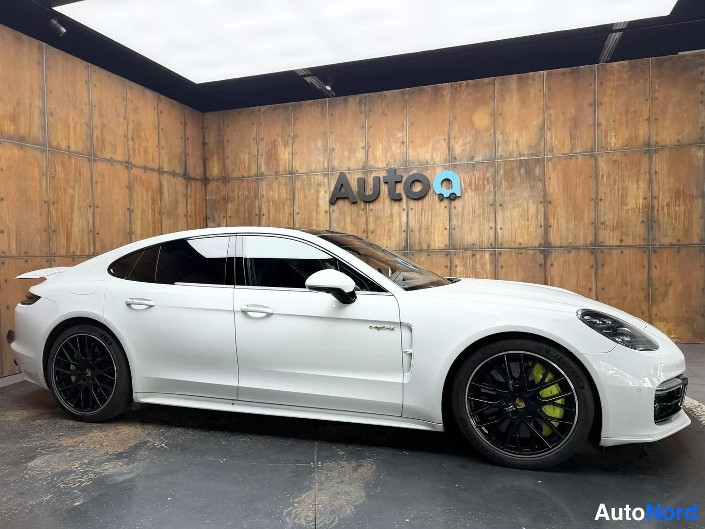 Valkoinen Porsche Panamera Turbo S E-Hybrid 2019, etuviisto, keula oikealle, kuva 5
