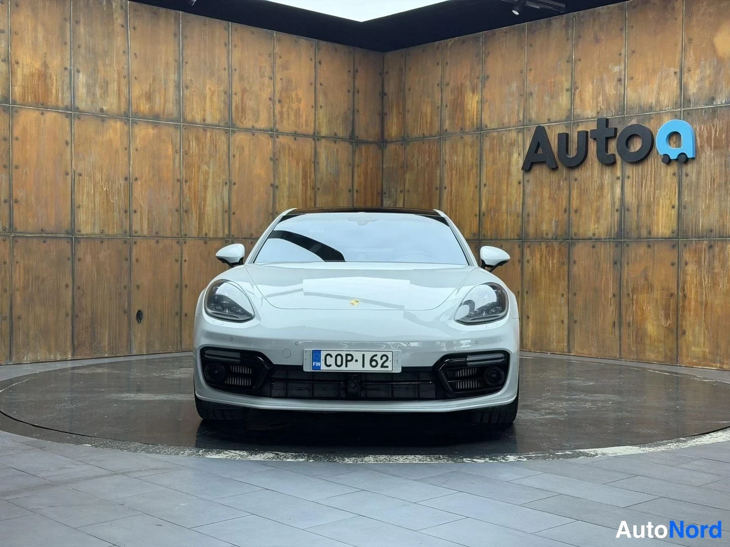 Valkoinen Porsche Panamera Turbo S E-Hybrid 2019, edestä, kuva 10