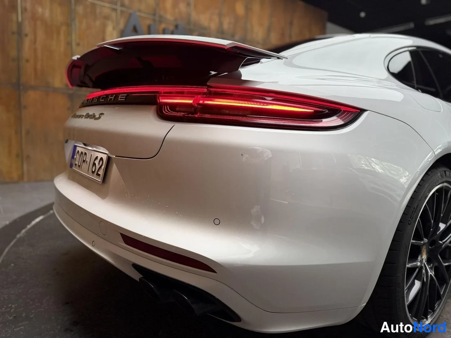 Valkoinen Porsche Panamera Turbo S E-Hybrid 2019, takaviisto, kuva 16