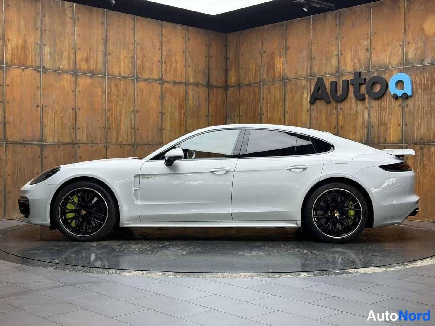 Valkoinen Porsche Panamera Turbo S E-Hybrid 2019, sivulta, kuva 12