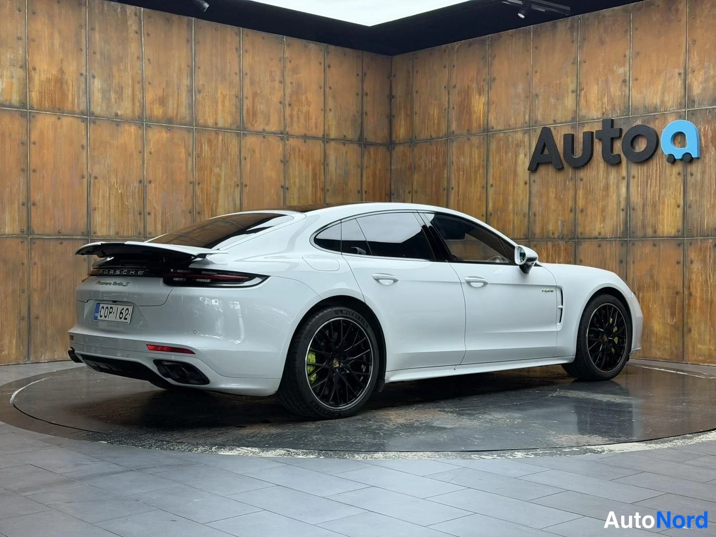Valkoinen Porsche Panamera Turbo S E-Hybrid 2019, takaviisto, kuva 14