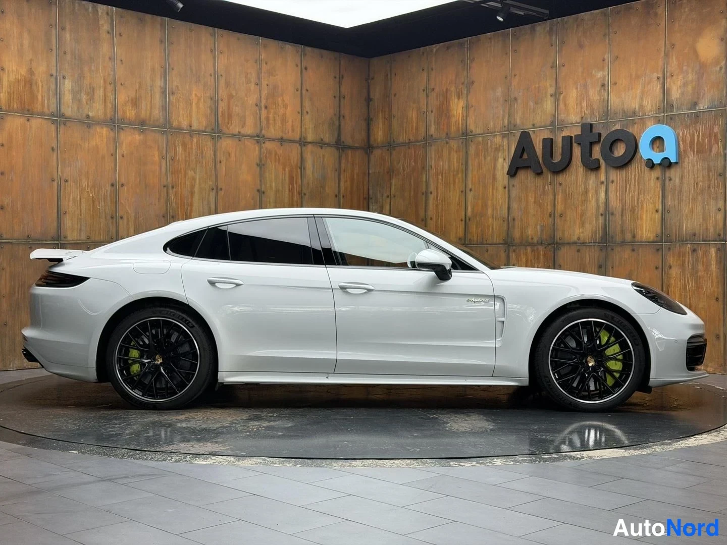 Valkoinen Porsche Panamera Turbo S E-Hybrid 2019, etuviisto, keula oikealle, kuva 7