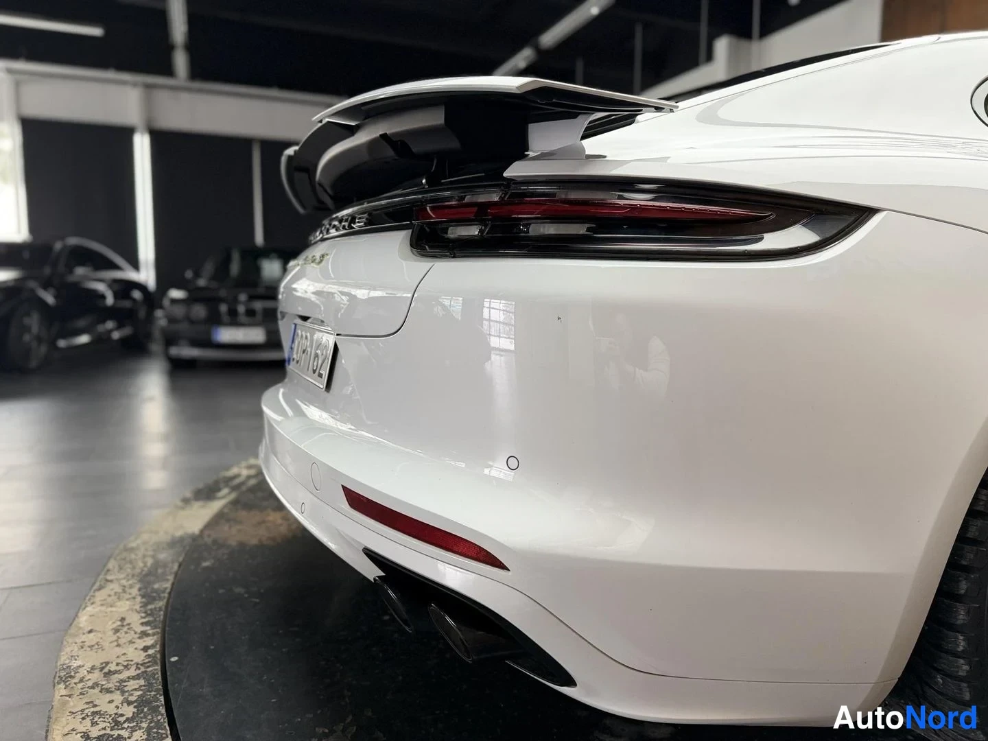 Valkoinen Porsche Panamera Turbo S E-Hybrid 2019, takaa, kuva 18