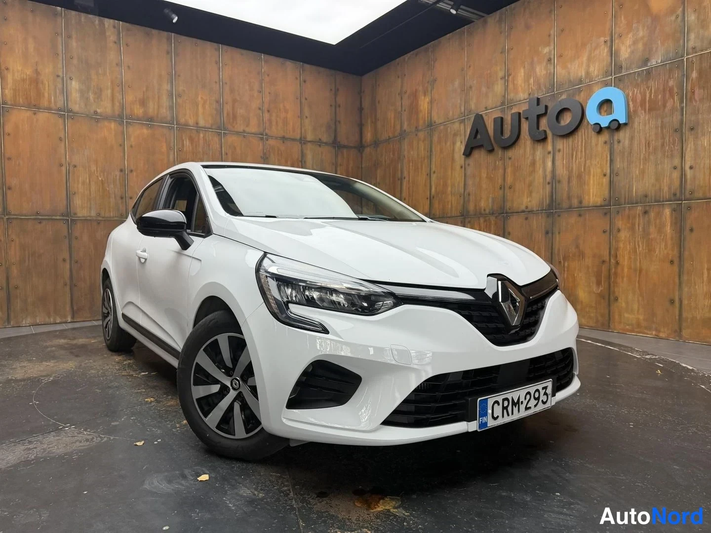 Valkoinen Renault Clio 2023, etuviisto, keula oikealle, kuva 7