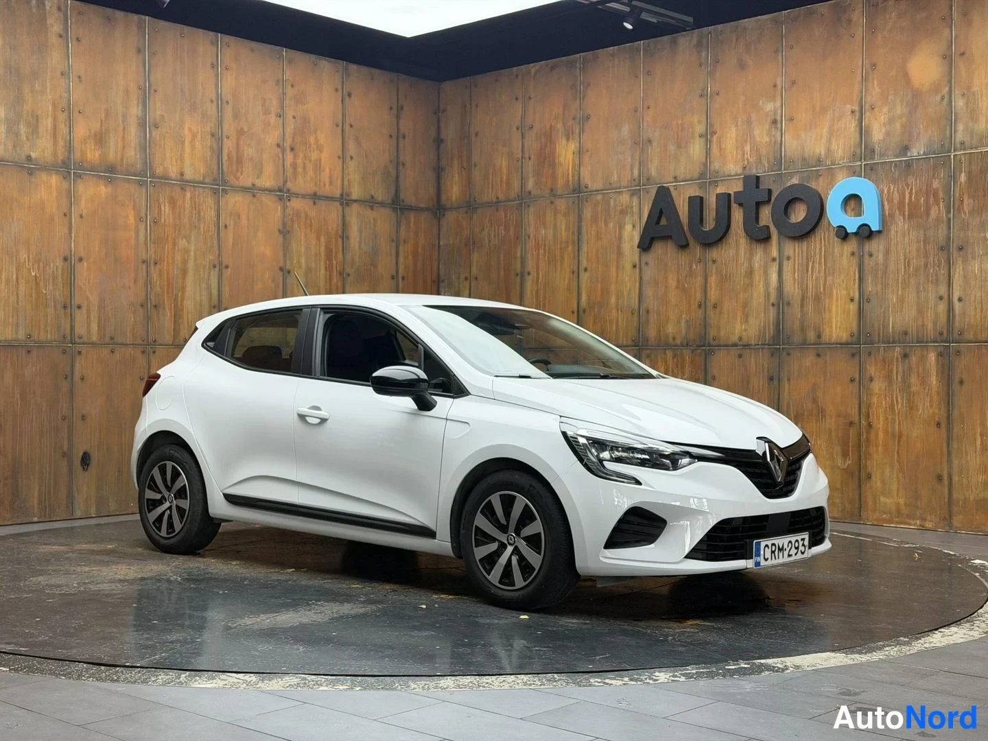 Valkoinen Renault Clio 2023, etuviisto, keula oikealle, kuva 5