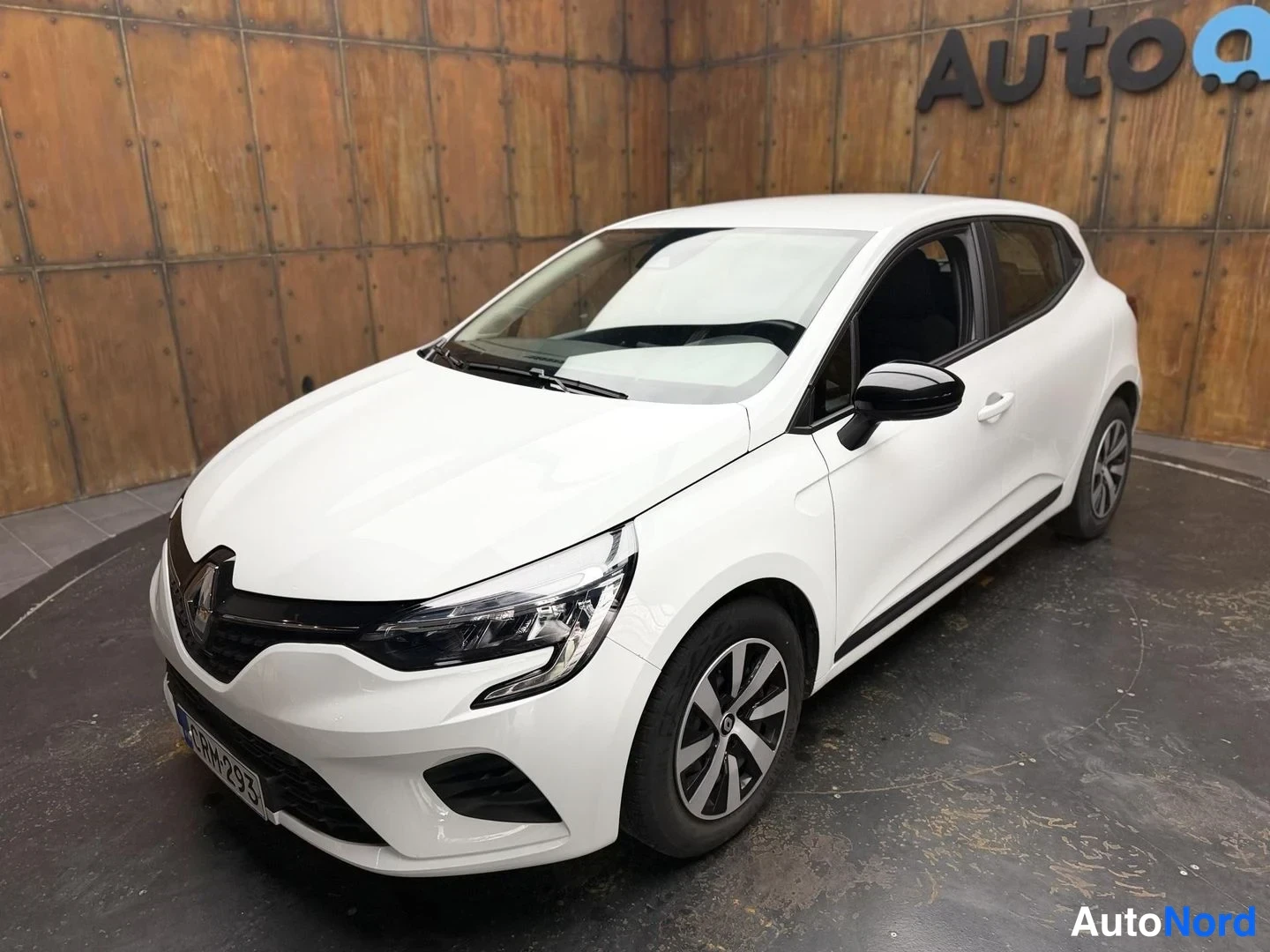 Valkoinen Renault Clio 2023, etuviisto, keula vasemmalle, kuva 3