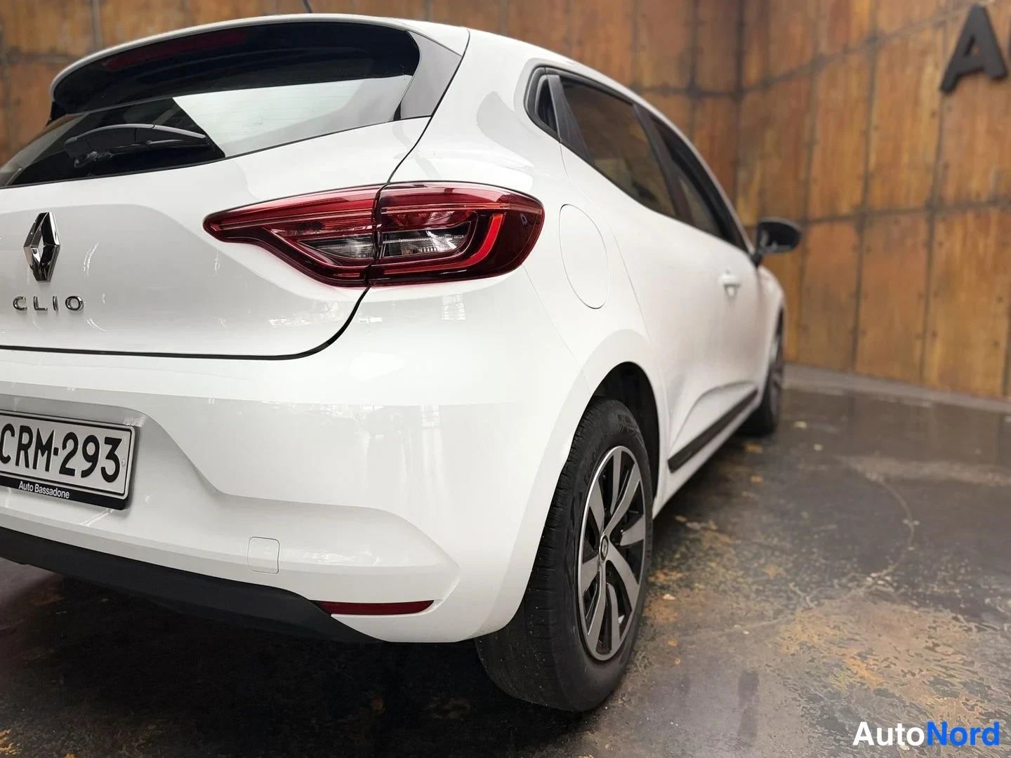 Valkoinen Renault Clio 2023, takaviisto, kuva 13