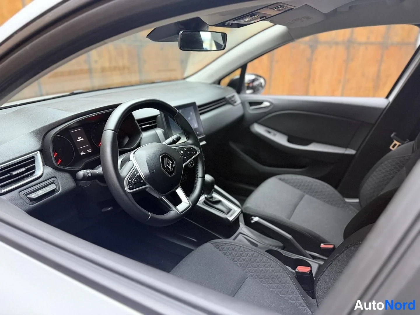 Valkoinen Renault Clio 2023, ohjaamo, kuva 18