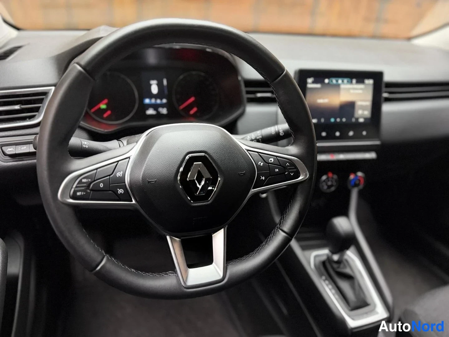 Valkoinen Renault Clio 2023, ohjaamo, kuva 16