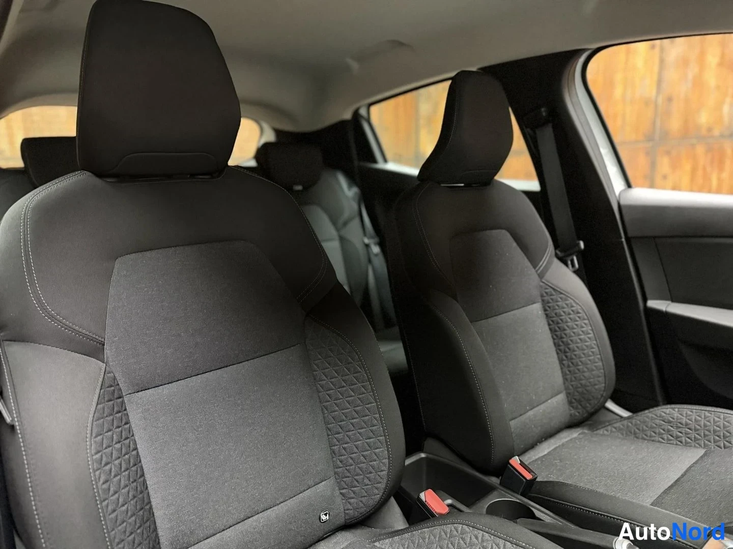 Valkoinen Renault Clio 2023, etuistuimet, kuva 19