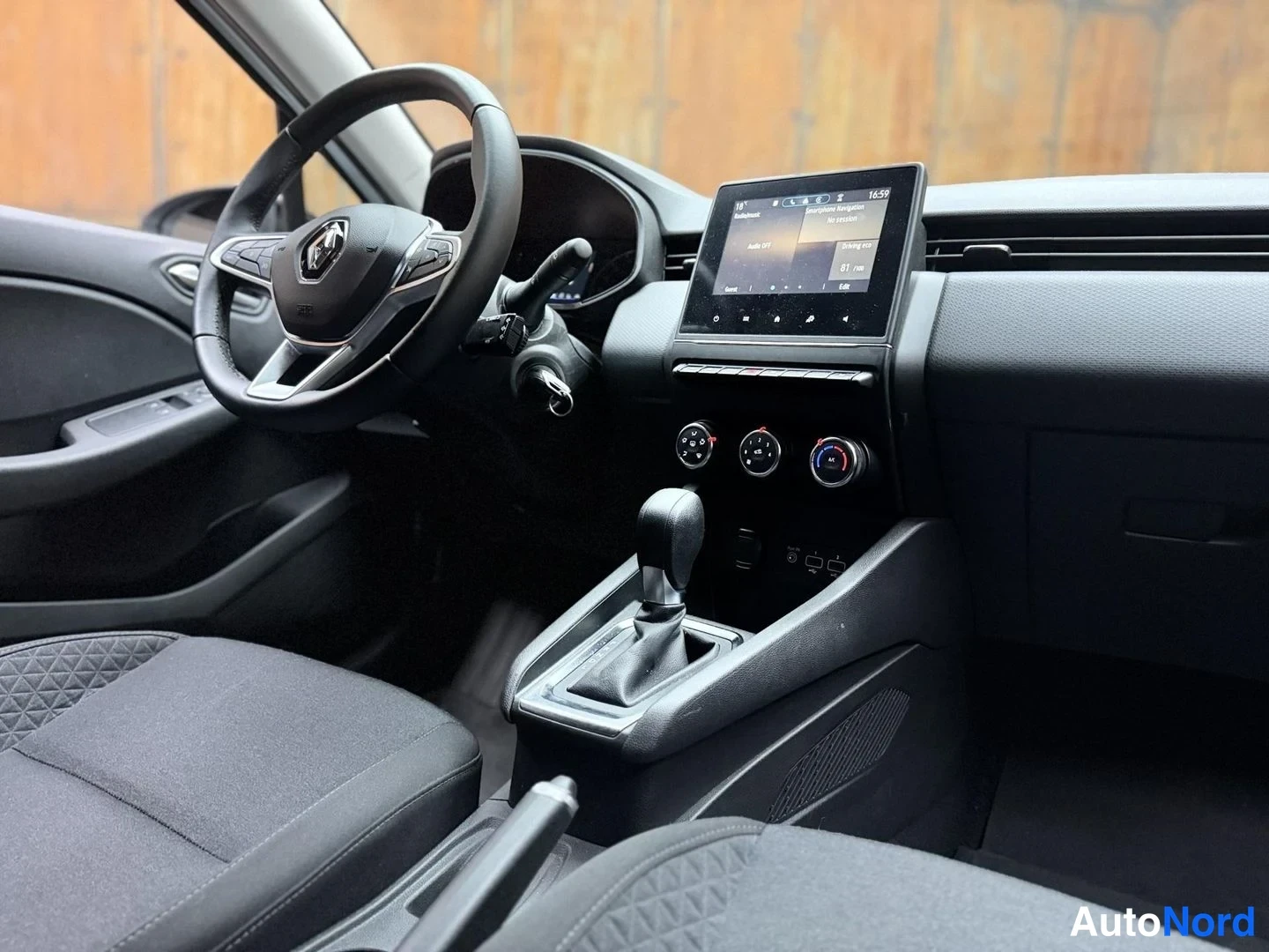 Valkoinen Renault Clio 2023, ohjaamo, kuva 17