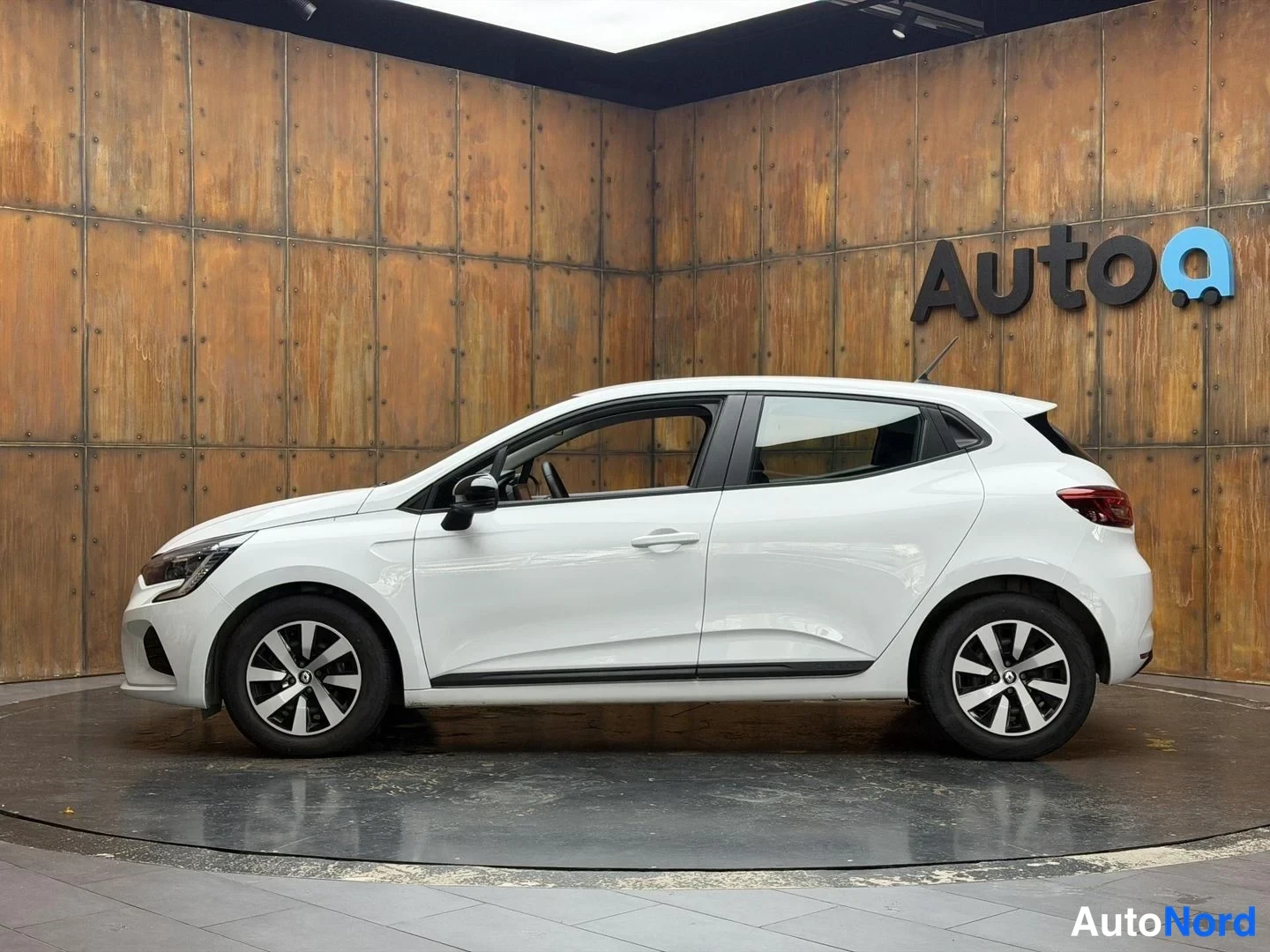 Valkoinen Renault Clio 2023, etuviisto, keula vasemmalle, kuva 2