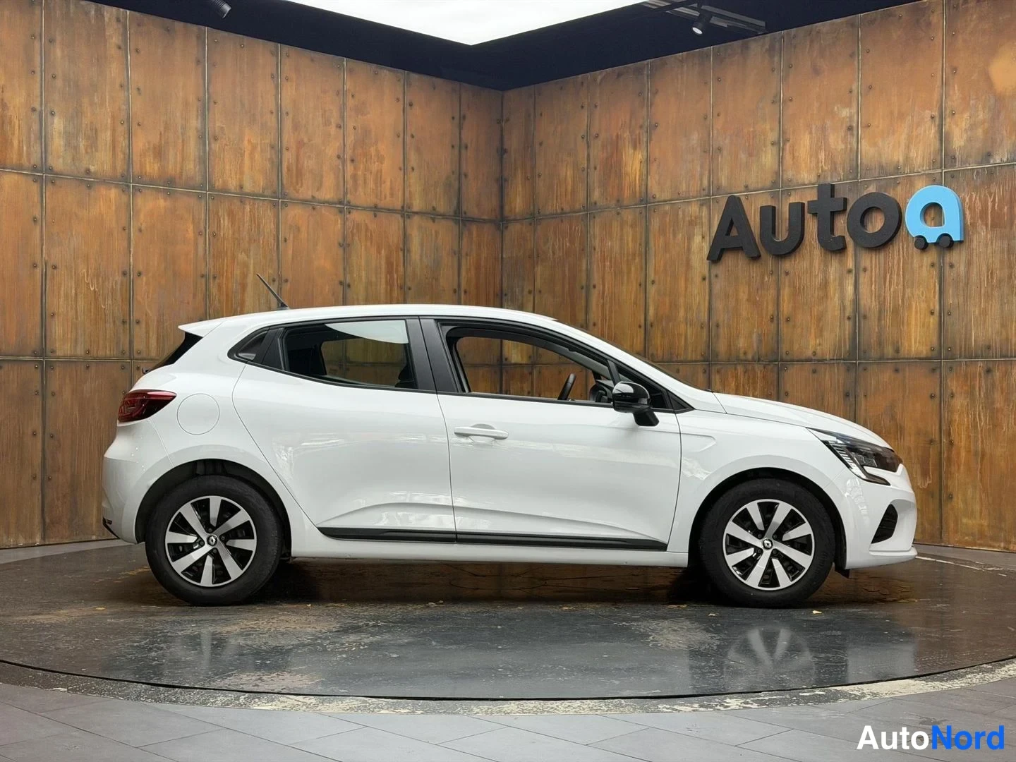 Valkoinen Renault Clio 2023, etuviisto, keula oikealle, kuva 6
