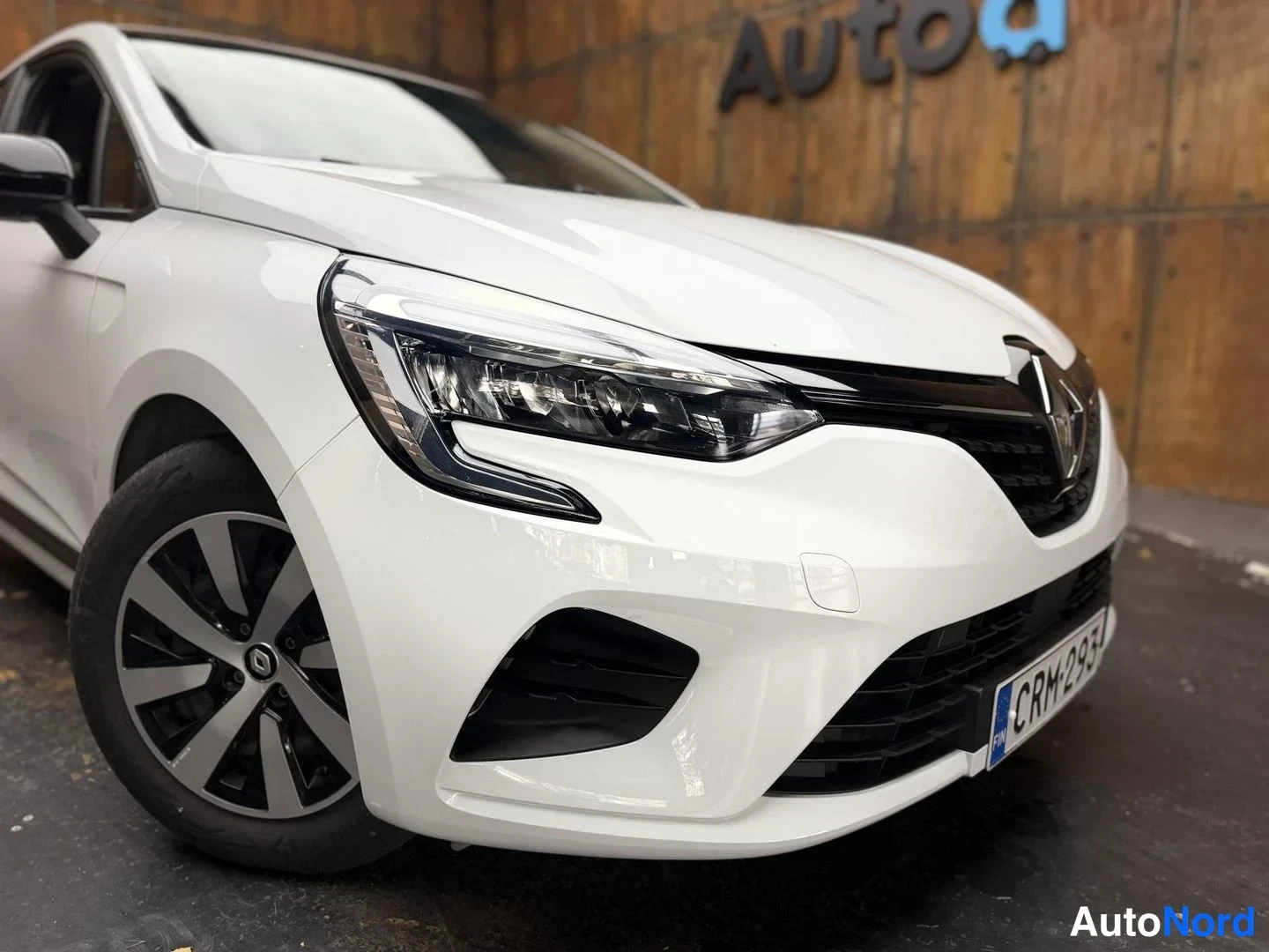 Valkoinen Renault Clio 2023, etuviisto, keula oikealle, kuva 8