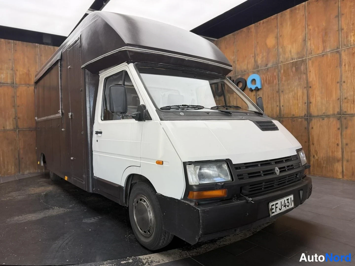 Valkoinen Renault Trafic 1990, etuviisto, keula oikealle, kuva 3
