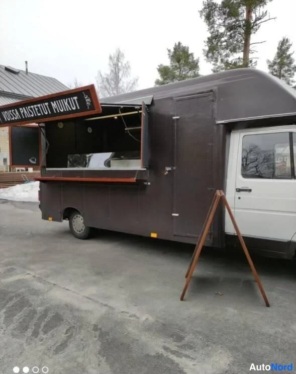 Valkoinen Renault Trafic 1990, sivulta, kuva 5