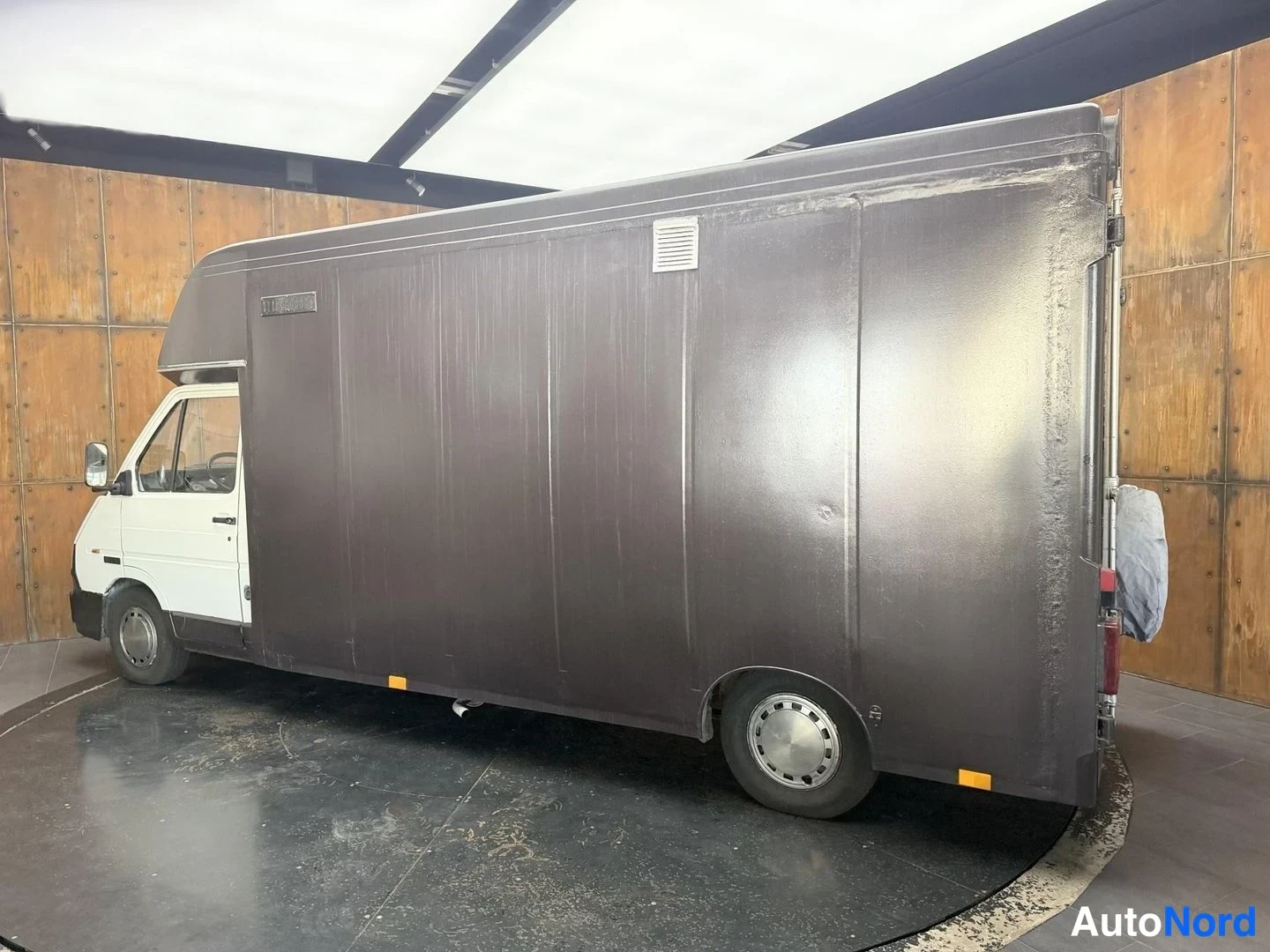 Valkoinen Renault Trafic 1990, sivulta, kuva 6