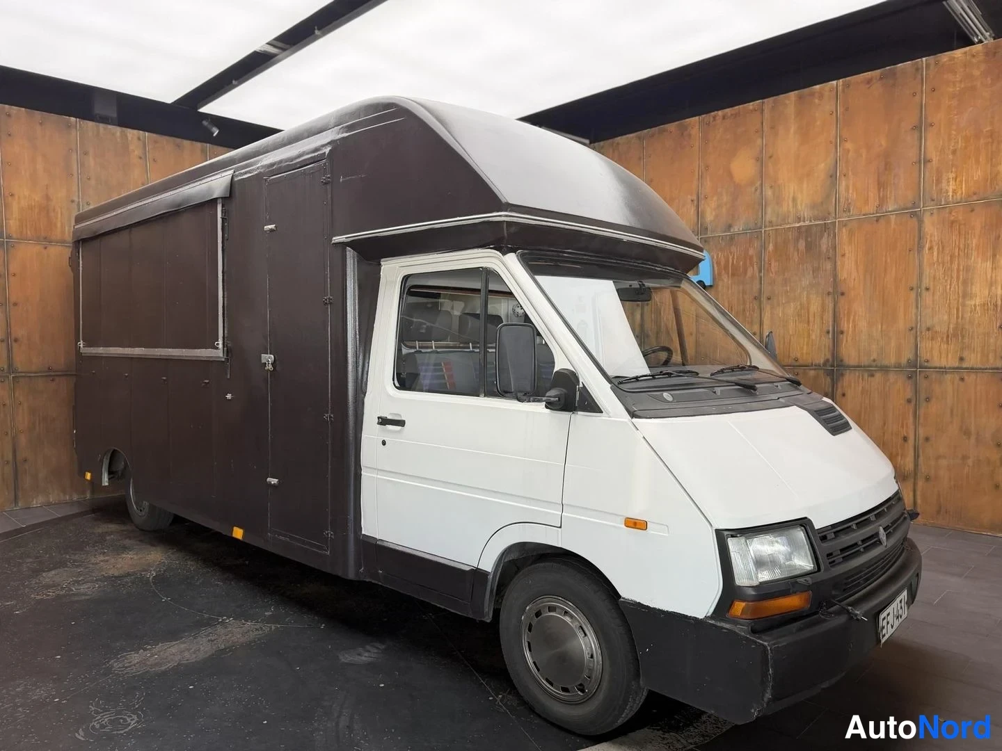 Valkoinen Renault Trafic 1990, etuviisto, keula oikealle, kuva 2
