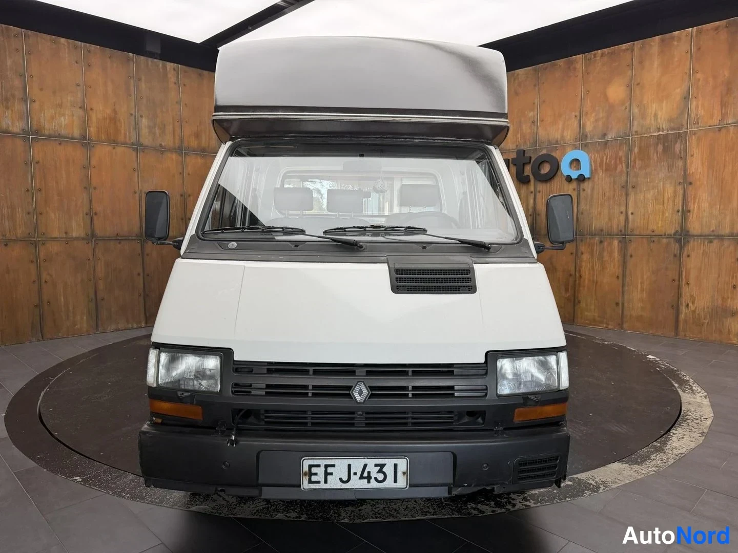 Valkoinen Renault Trafic 1990, edestä, kuva 4
