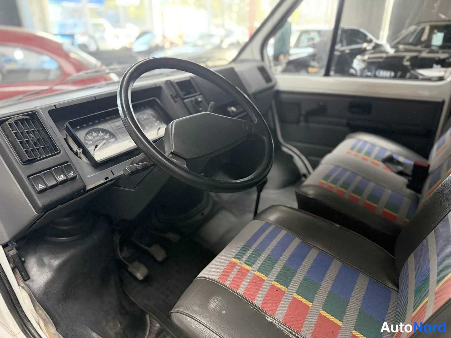 Valkoinen Renault Trafic 1990, ohjaamo, kuva 9