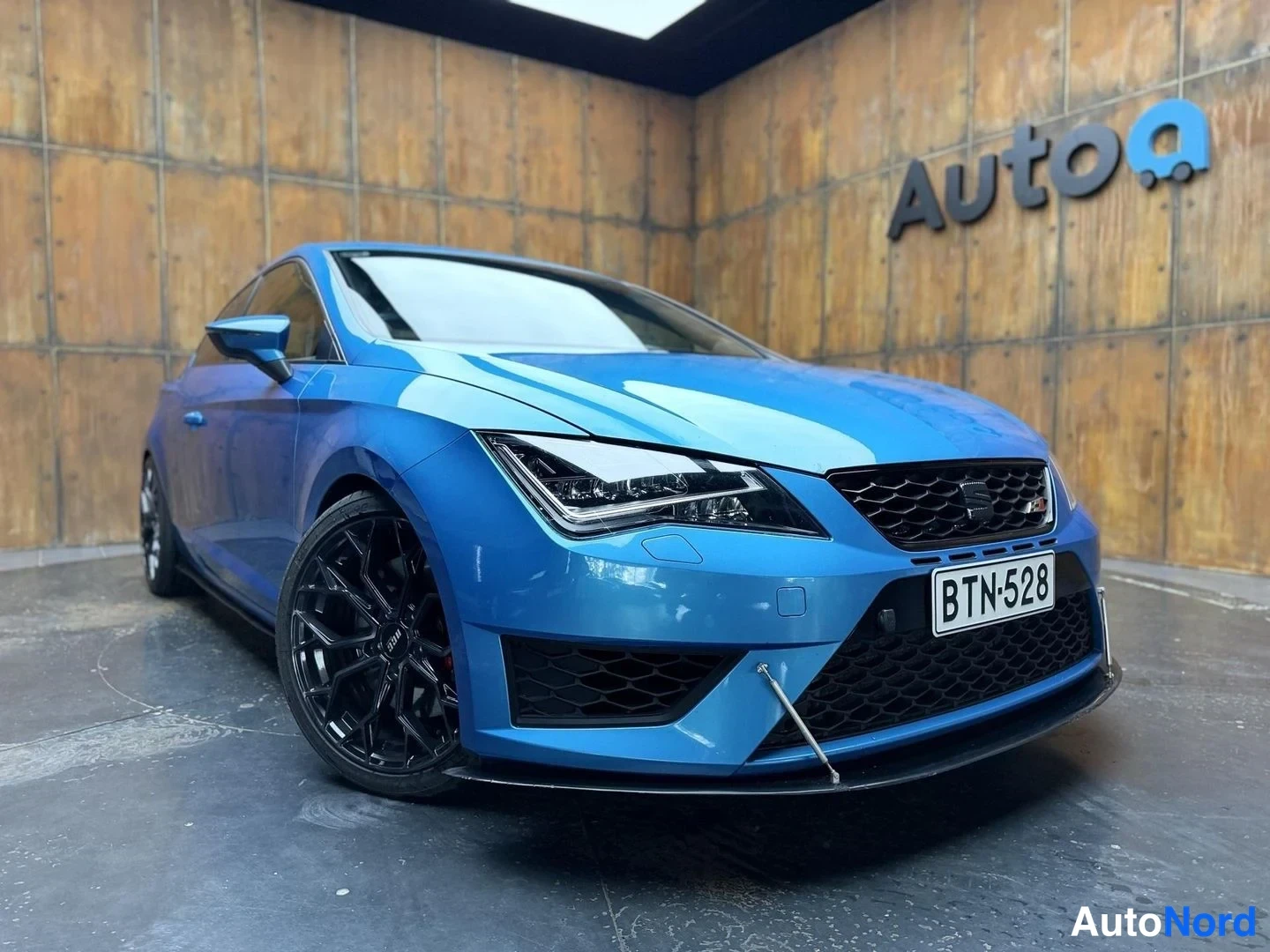 Sininen Seat Leon SC 2015, etuviisto, keula oikealle, kuva 5