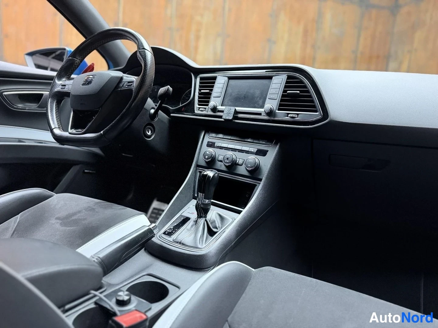 Sininen Seat Leon SC 2015, ohjaamo, kuva 19