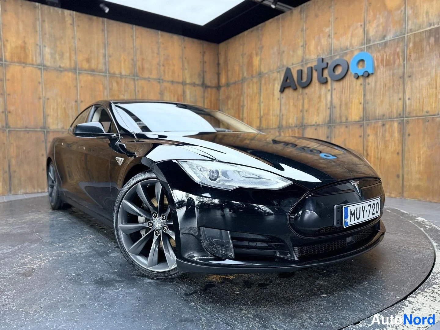 Musta Tesla Model S 2016, etuviisto, keula oikealle, kuva 2