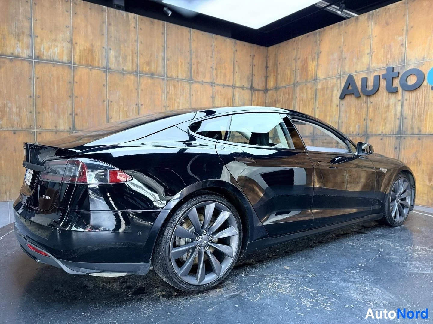 Musta Tesla Model S 2016, takaviisto, kuva 8