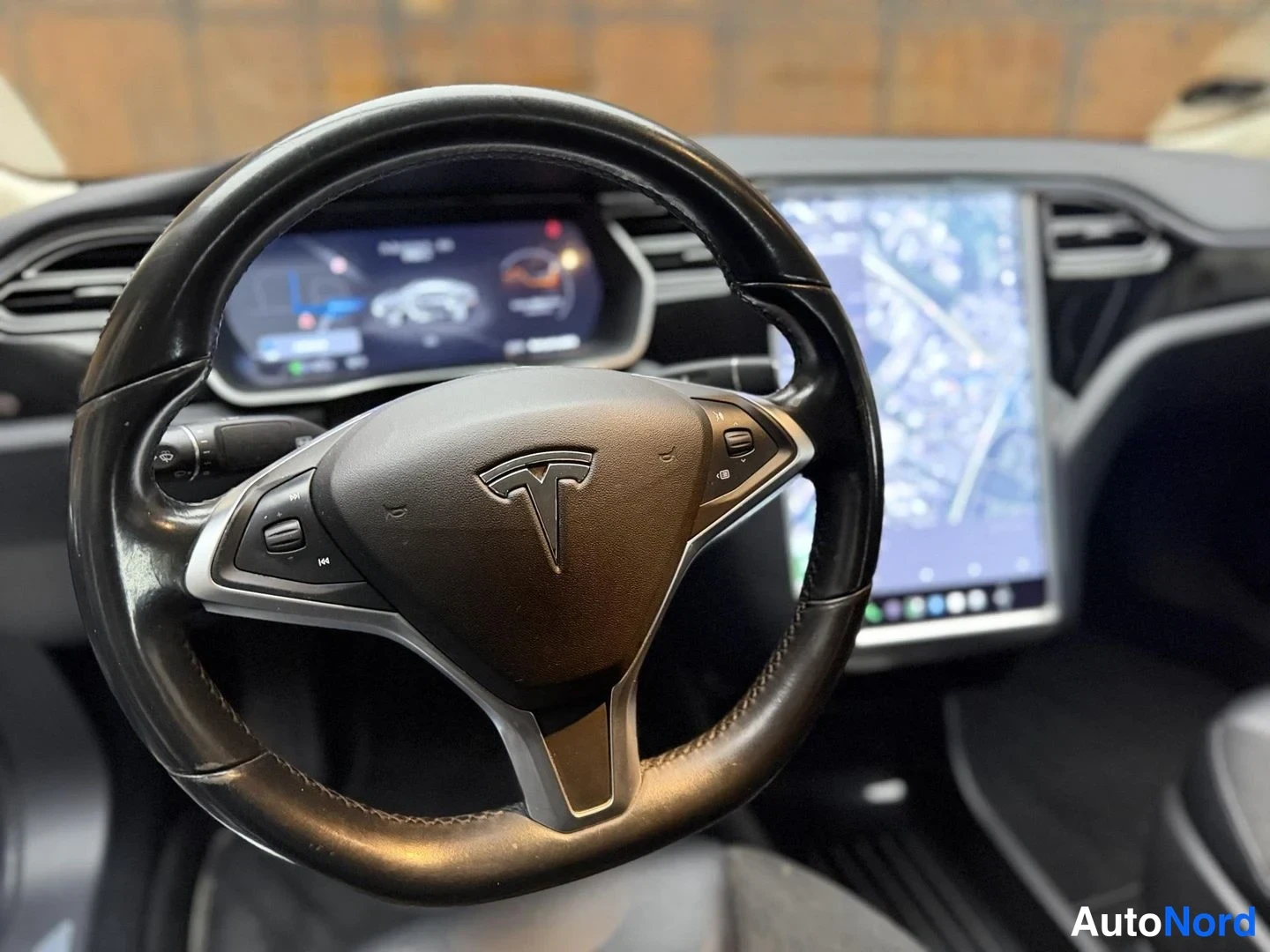Musta Tesla Model S 2016, yksityiskohta, kuva 16