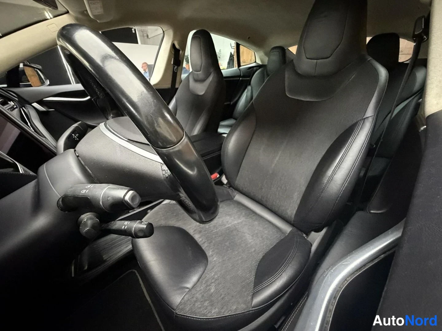 Musta Tesla Model S 2016, ohjaamo, kuva 12