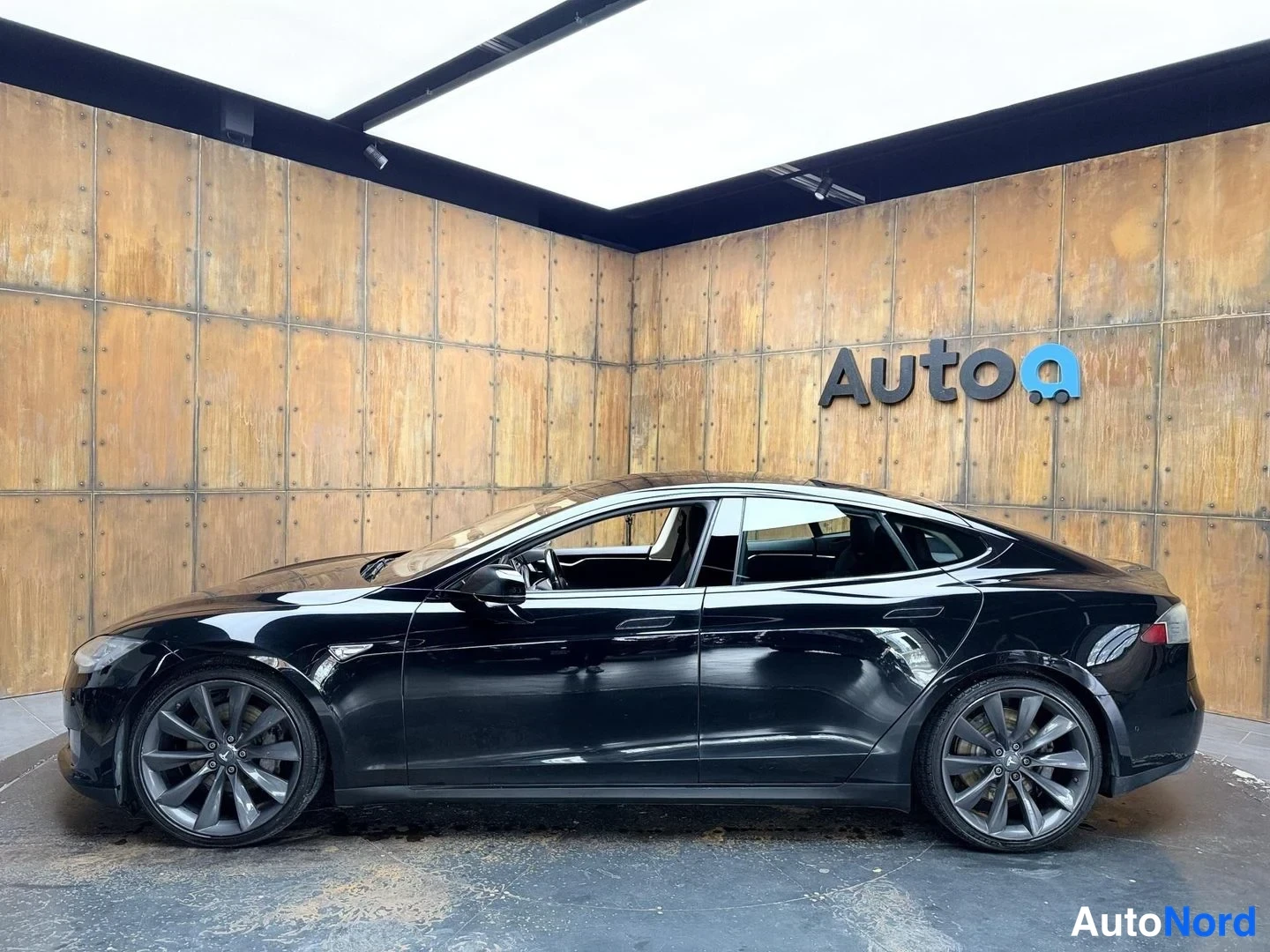 Musta Tesla Model S 2016, sivulta, kuva 6