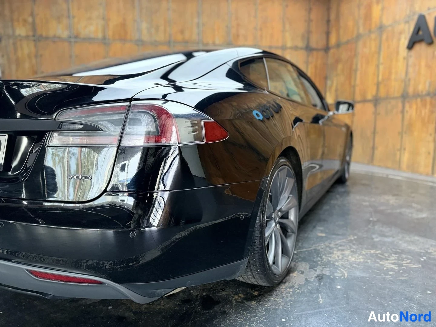Musta Tesla Model S 2016, takaviisto, kuva 9