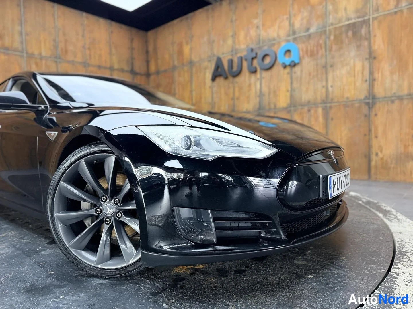 Musta Tesla Model S 2016, etuviisto, keula oikealle, kuva 3