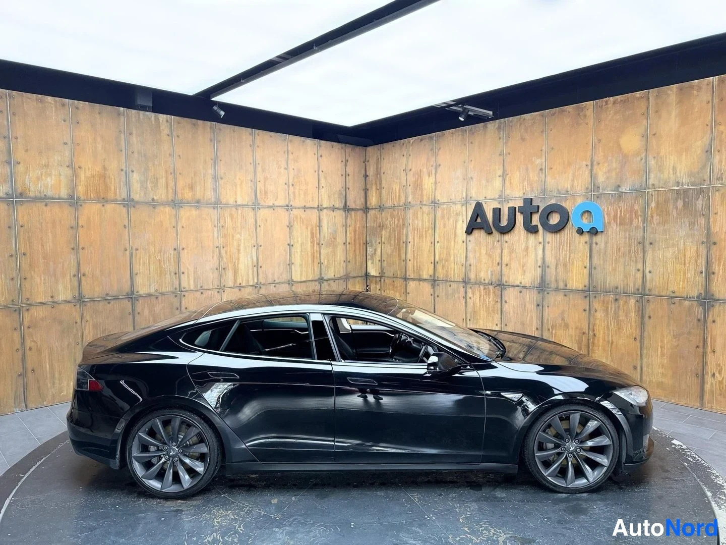 Musta Tesla Model S 2016, sivulta, kuva 7