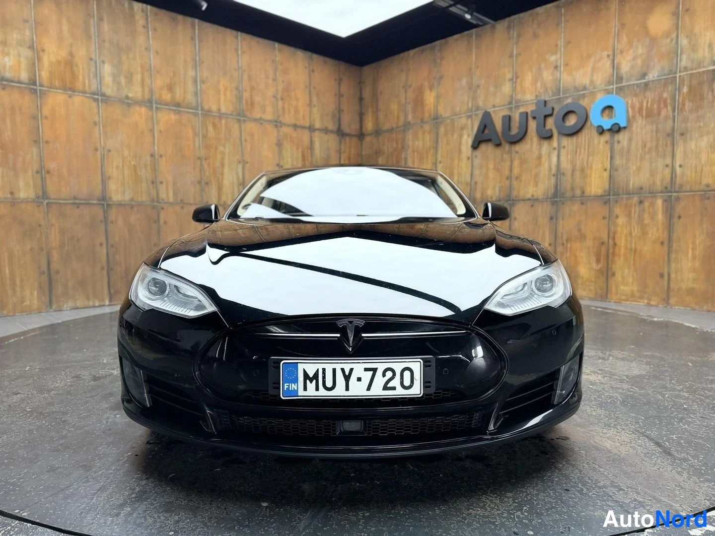 Musta Tesla Model S 2016, edestä, kuva 5