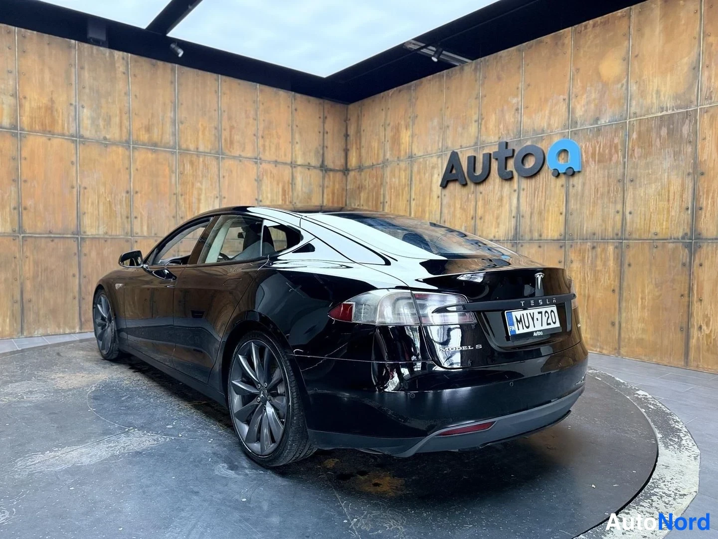 Musta Tesla Model S 2016, takaviisto, kuva 10