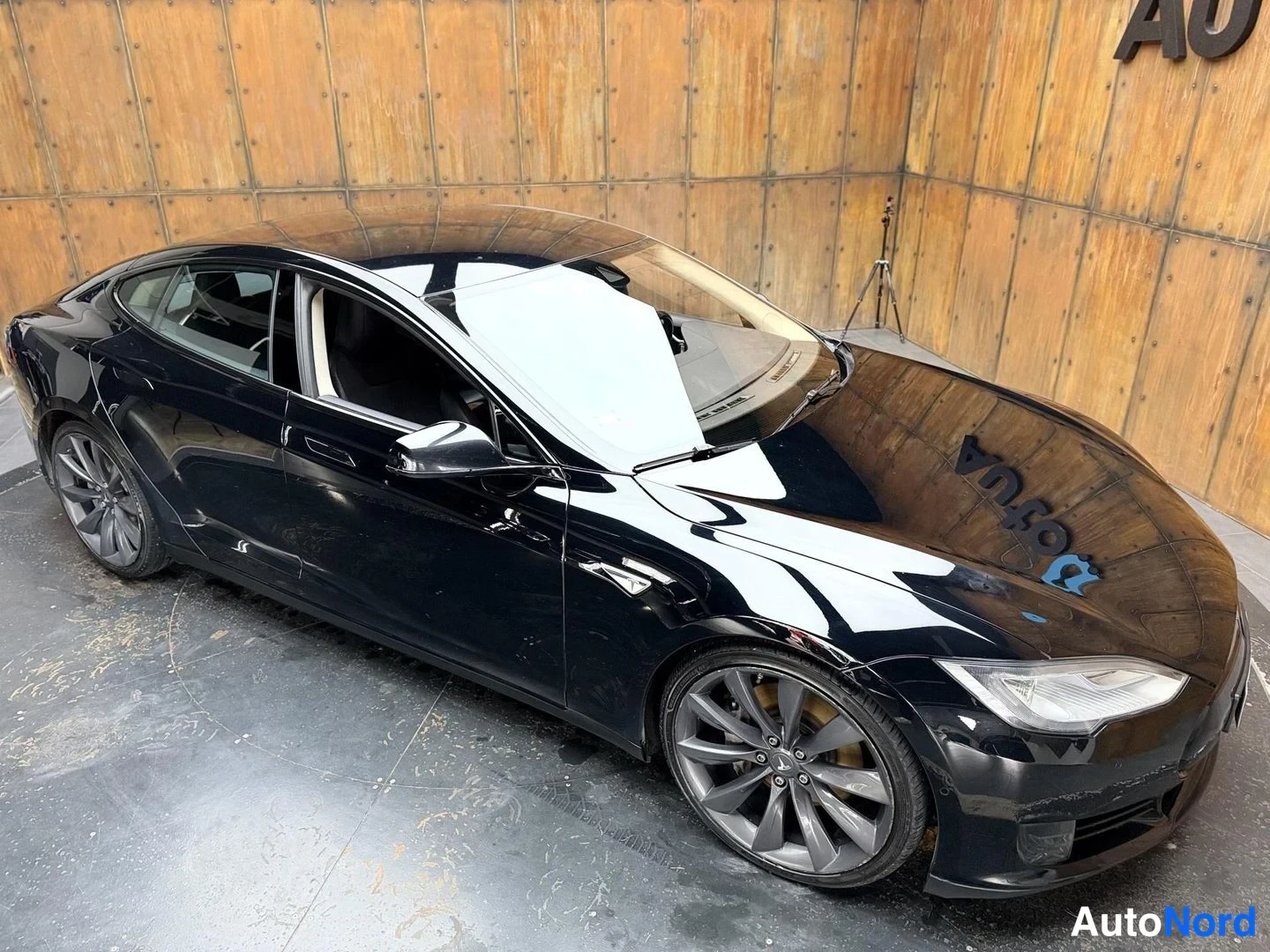Musta Tesla Model S 2016, etuviisto, keula oikealle, kuva 4