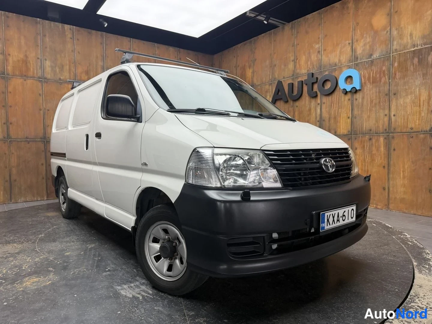 Valkoinen Toyota Hiace 2008, etuviisto, keula oikealle, kuva 5