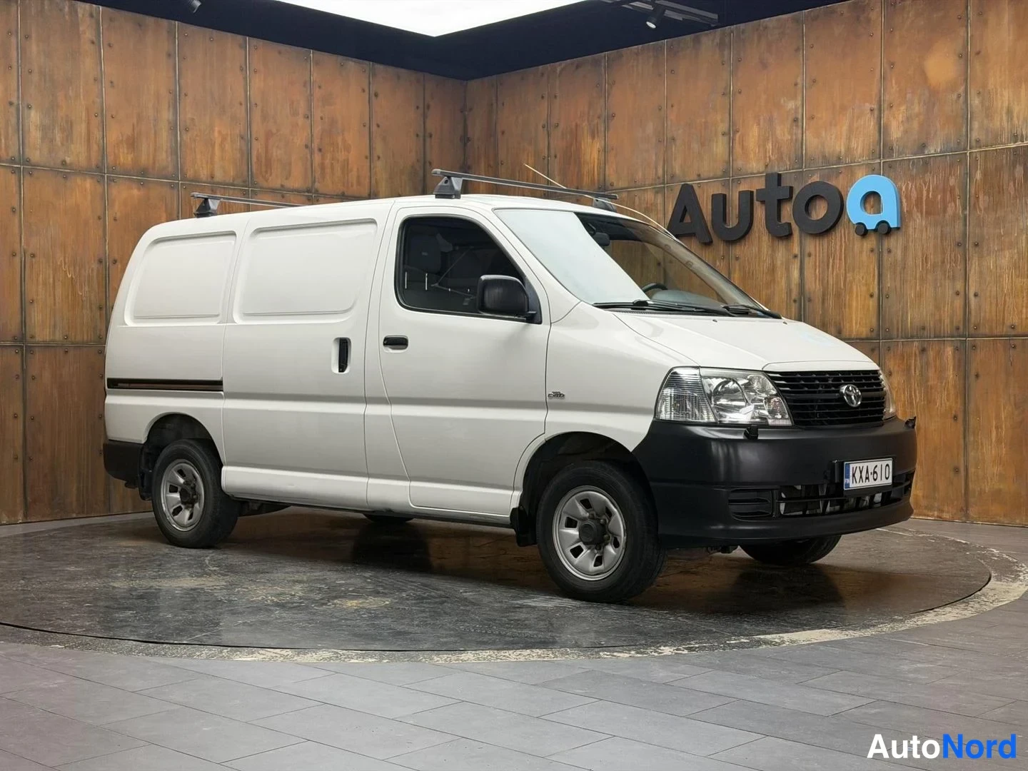 Valkoinen Toyota Hiace 2008, etuviisto, keula oikealle, kuva 6