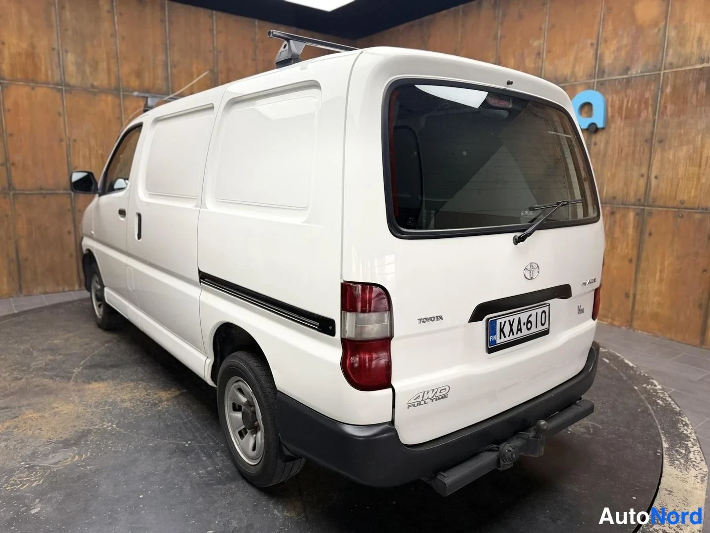 Valkoinen Toyota Hiace 2008, takaviisto, kuva 13
